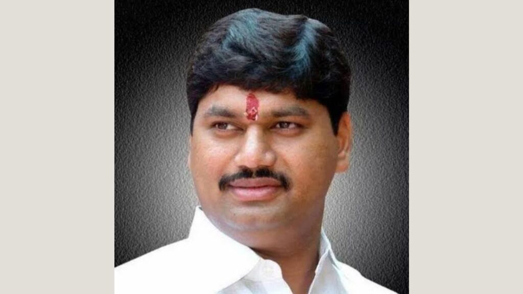 Dhananjay Munde: एनसीपी नेता और महाराष्ट्र सरकार में मंत्री पर उठते सवाल